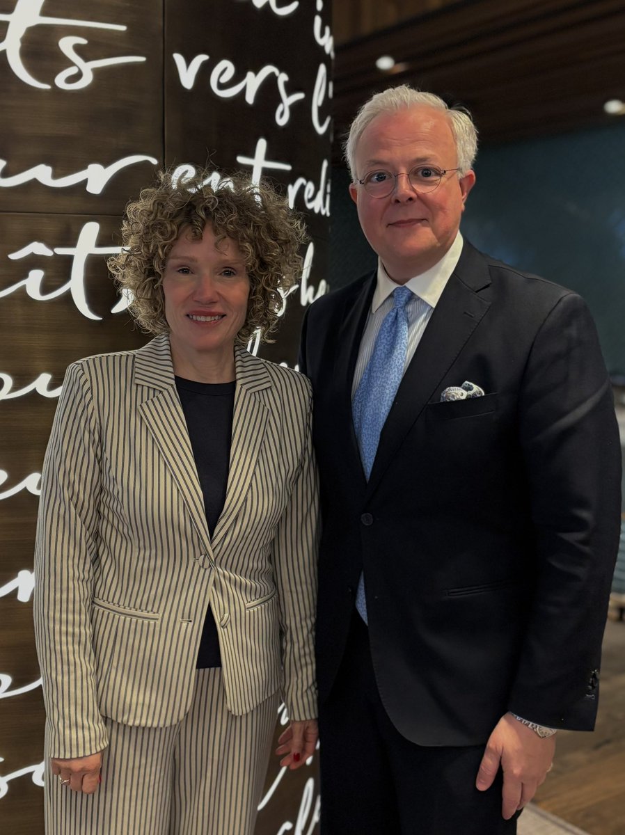De passage à Québec, grand plaisir de rencontrer la Déléguée générale désignée du #Québec à #Luxembourg basée à Bruxelles <a href="/Hdrainville1/">Hélène Drainville</a>, et de faire le point sur l’étendue de nos relations bilatérales économiques à financières, culturelles, universitaires &amp; Francophonie