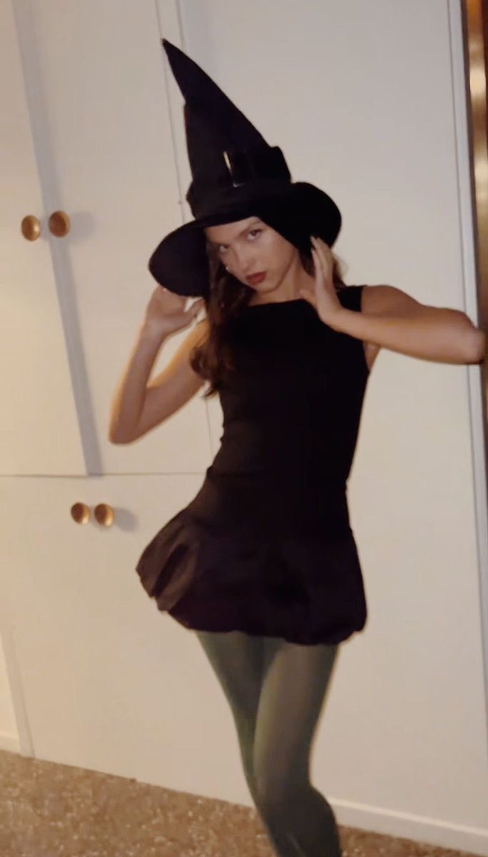 tracklist's tweet image. HALLOWEEN: qual fantasia usar? 

✨Vem relembrar algumas fantasias que famosos já usaram para se inspirar✨

#ThreadTracklist