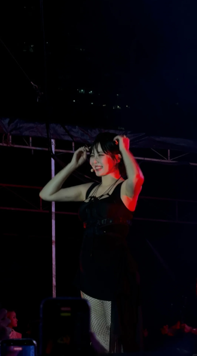 CherryKim1992's tweet photo. [#EVENT] #Hyuna #현아 #ฮยอนอา #泫雅 #못 #MrsNail 

HyunA performing at Token of Love Music Festival. (251001)  

© 生病就要乖乖吃 https://t.co/GgYrUboGow