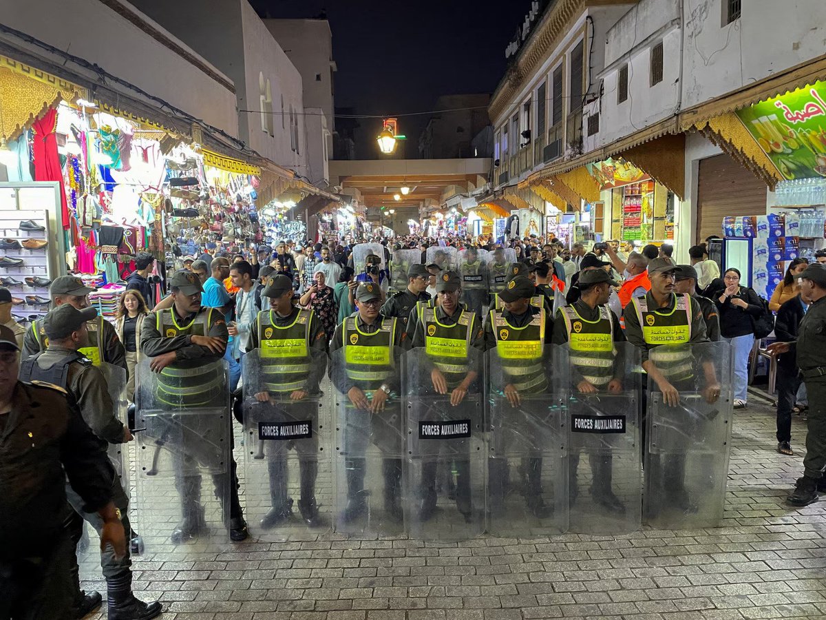 🇲🇦 260 COPS HURT AS MOROCCO’S GEN Z HITS THE STREETS

Authorities say 263 security forces and 23 civilians were injured after 4 nights of unrest.

Young men hurled Molotovs, knives, and stones, torching cars and vandalizing banks, shops, and government buildings.

The protests,