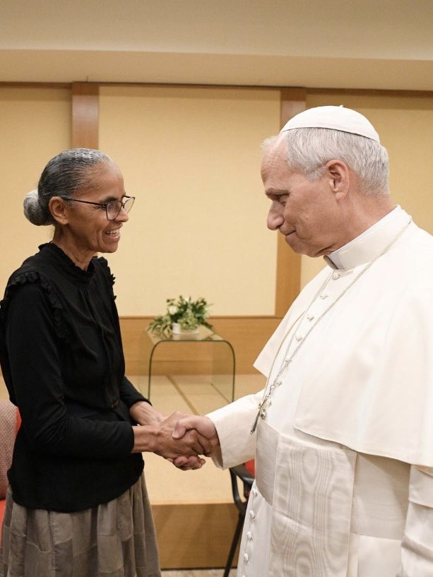 vaticannews_pt's tweet photo. #PapaLeãoXIV saudou hoje a ministra brasileira do Meio Ambiente e Mudança Climática, @MarinaSilva. Juntos, participaram de um evento no 10º aniversário da #Laudatosi. A representante do Brasil também convidou o Papa a participar da COP30, que será realizada em Belém do Pará https://t.co/4IEAWb4hMh