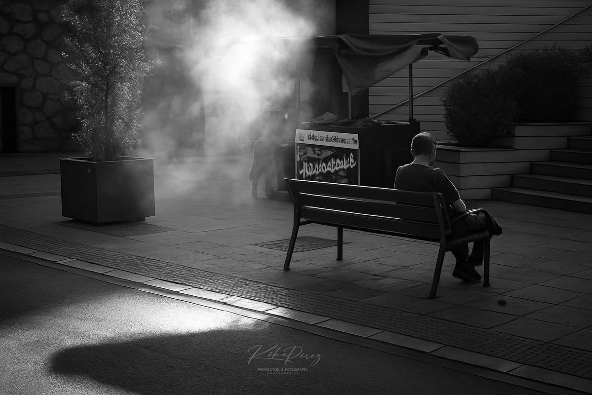 1 de octubre 2025 - Con la llegada del otoño y los primeros fríos, aparecen en calles y plazas los tradicionales puestos de castañas asadas, pequeños tenderetes, a menudo improvisados, que desprenden un aroma inconfundible y cálido.