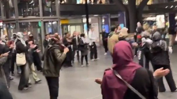 🚨#SONDAKİKA

Birçok ülkede İsrail’e karşı büyük protestolar başladı.