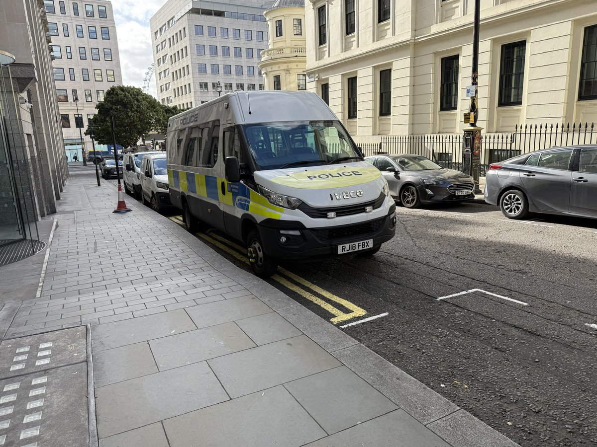 #bbcpanorama #metpolice #bbc #panorama 

They can’t even be arsed to park legally at Charing Cross police station. After watching tonight’s Panorama, clearly this is just the tip of the iceberg.

Any other none police vehicle would have been ticketed, clamped or towed away.