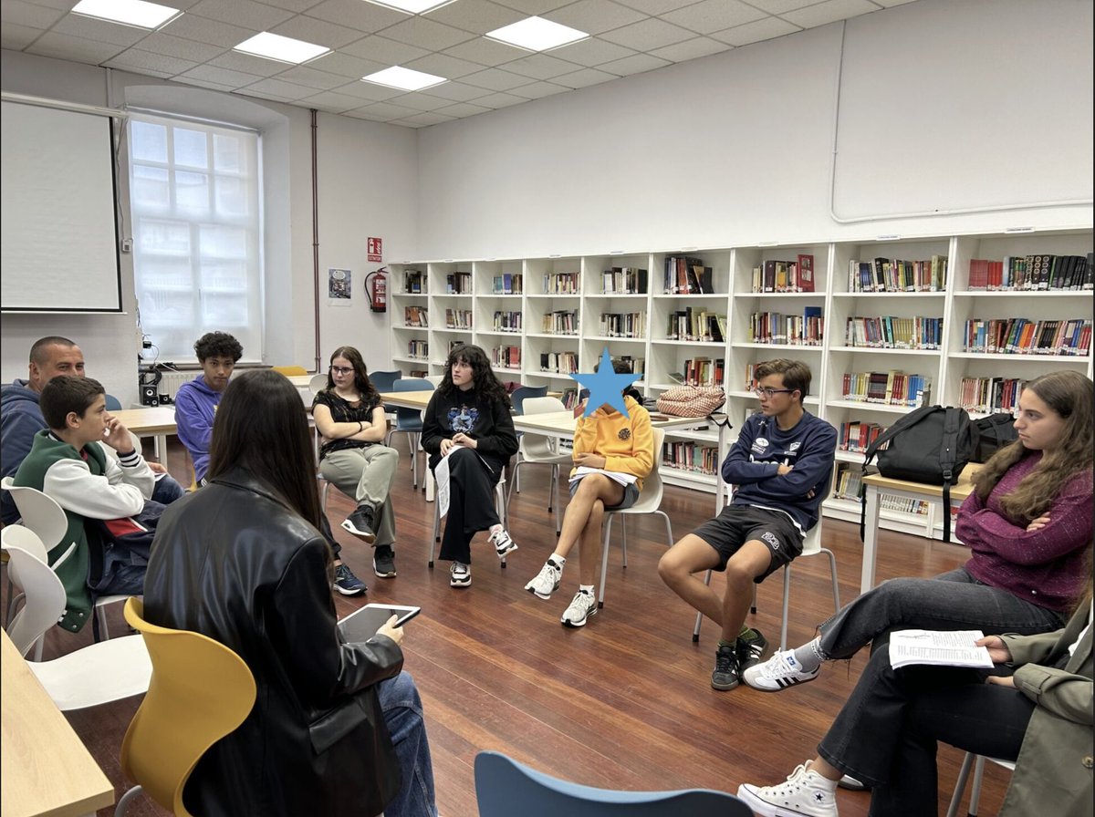 IES_CriSoL's tweet photo. El Club de Lectura “El Cuartín” ha celebrado la primera reunión del curso 2025-26. En este primer encuentro comentamos tres relatos de la antología Los niños del humo, de la escritora asturiana Aitana Castaño. https://t.co/SAi7UQKxZi
