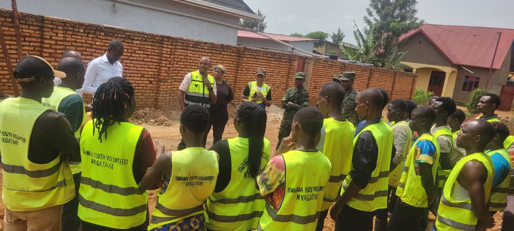 NyagatareNyc's tweet photo. Kuri uyu munsi muri #Matimba, Urubyiruko bakoze umuganda wo kubakira Umuturage utishoboye inzu kugirango azabone aho aba. Iki gikorwa cyakozwe kigamije gutangiza ukwezi kw'ibikorwa by'Ubukorerabushake cyane harimo ibikorwa by'amaboko cyane.
@RwandaYouthArts https://t.co/lzAKBdGWK4