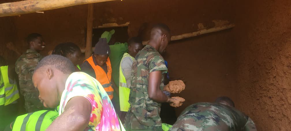 NyagatareNyc's tweet photo. Kuri uyu munsi muri #Matimba, Urubyiruko bakoze umuganda wo kubakira Umuturage utishoboye inzu kugirango azabone aho aba. Iki gikorwa cyakozwe kigamije gutangiza ukwezi kw'ibikorwa by'Ubukorerabushake cyane harimo ibikorwa by'amaboko cyane.
@RwandaYouthArts https://t.co/lzAKBdGWK4