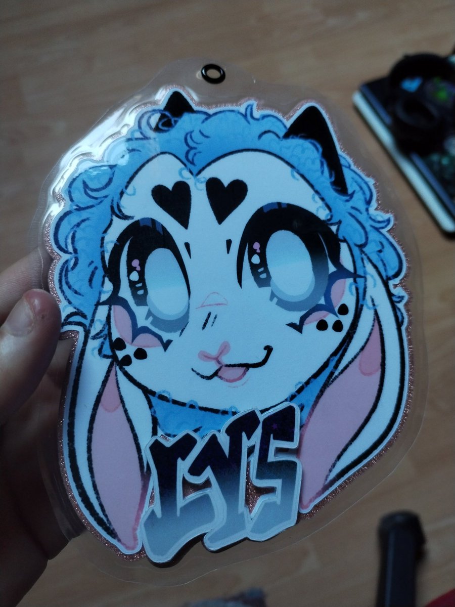 Prenez moi plus des badges ! 🙏 Jaime trop les faire et j'ai pratiquement aucune commission badges :((