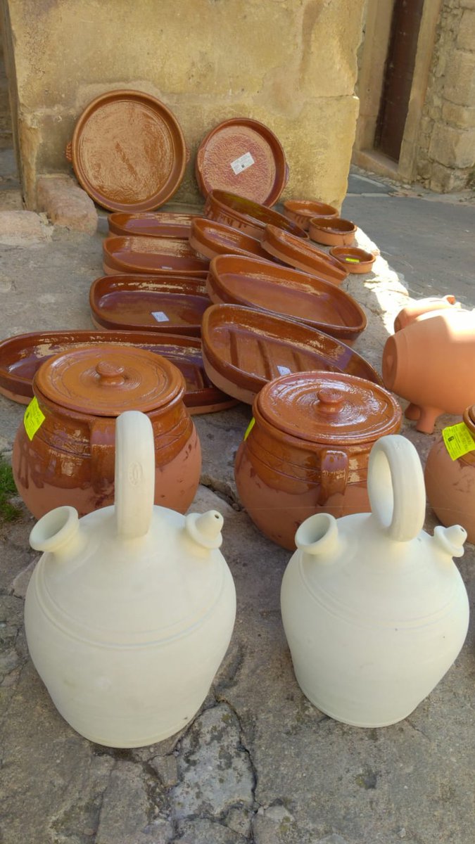 DaniElefantman's tweet photo. Artesania . Cada ve se ve menos y se aprecia menos . Alfarería, elaborada con barro cocido. AA mi me encanta #alfareria #artesania #hacerfotos #botijos https://t.co/Fhw5aQrB9I