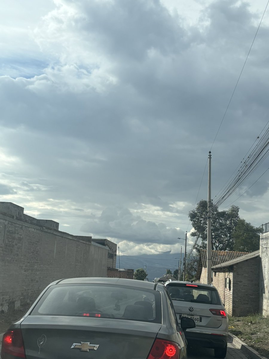 geovy_ec's tweet photo. #pifo #puembo #avdelosconquistadores #rutaviva SOS caos total, indolencia, falta de planificación, falta de señalización, trabajan solo de 9 a 17h00, por qué no doble turno ? Y terminar en menos tiempo ? @pabelml @ObrasQuito @MunicipioQuito https://t.co/MDvofyhj8s