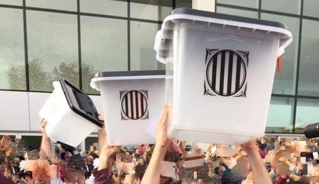 LluisApesteguia's tweet photo. Poques revolucions tan hermoses com la d'un poble que s'autoorganitza per poder votar i decidir lliurement el seu futur, en contra d'un estat repressor i violent. 

Aquell 1rO el poble català va ser un exemple d'orgull, fraternitat i llibertat. Que no s'oblidi. https://t.co/bkzNBaRrRO