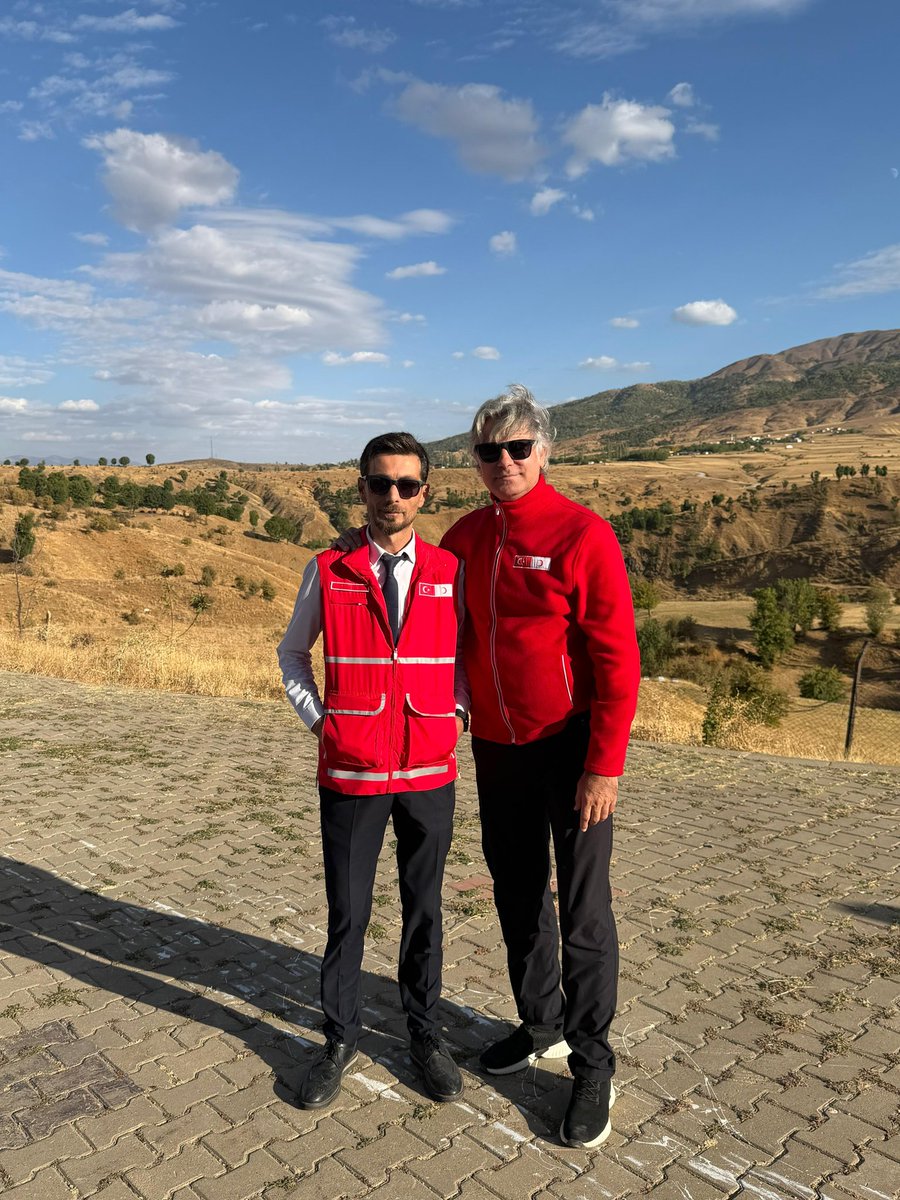Yardım ve merhamet köprüsü İzmir'den Bitlis'e uzanırken bizi yalnız bırakmayan, Türk Kızılay Bitlis şubesine güzel hizmetler kazandıran il başkanımız Ali Cengiz kardeşime beraber yürüdüğümüz iyilik yolunda desteklerinden dolayı teşekkür ederim.