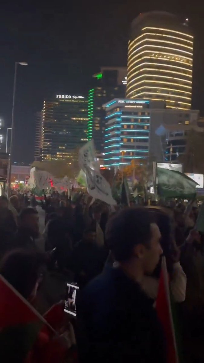 nayika_nayika's tweet photo. 🚨Breaking 
Istanbul: Thousands gathered in front of the Israeli Consulate to support the Sumud Flotilla.
#GlobalSumudFlotilla #Flotilla 

#DonaldTrump JeffriesCatholic Church Greta Thunberg Qatar Schumer Shutdown Chucky
Senator Republican Senator The Democrats https://t.co/RJr2NIh11p