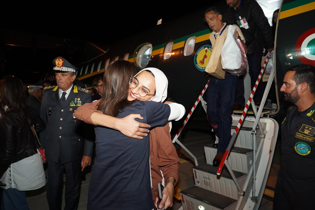 Fieri di aver dato vita al primo vero “Corridoio Universitario” da #Gaza. Poco fa, con dei voli su Roma e Milano provenienti dalla Giordania, abbiamo accolto altre 70 persone arrivate dalla Striscia. Tra loro, oltre ad alcuni familiari di palestinesi ricoverati nei nostri