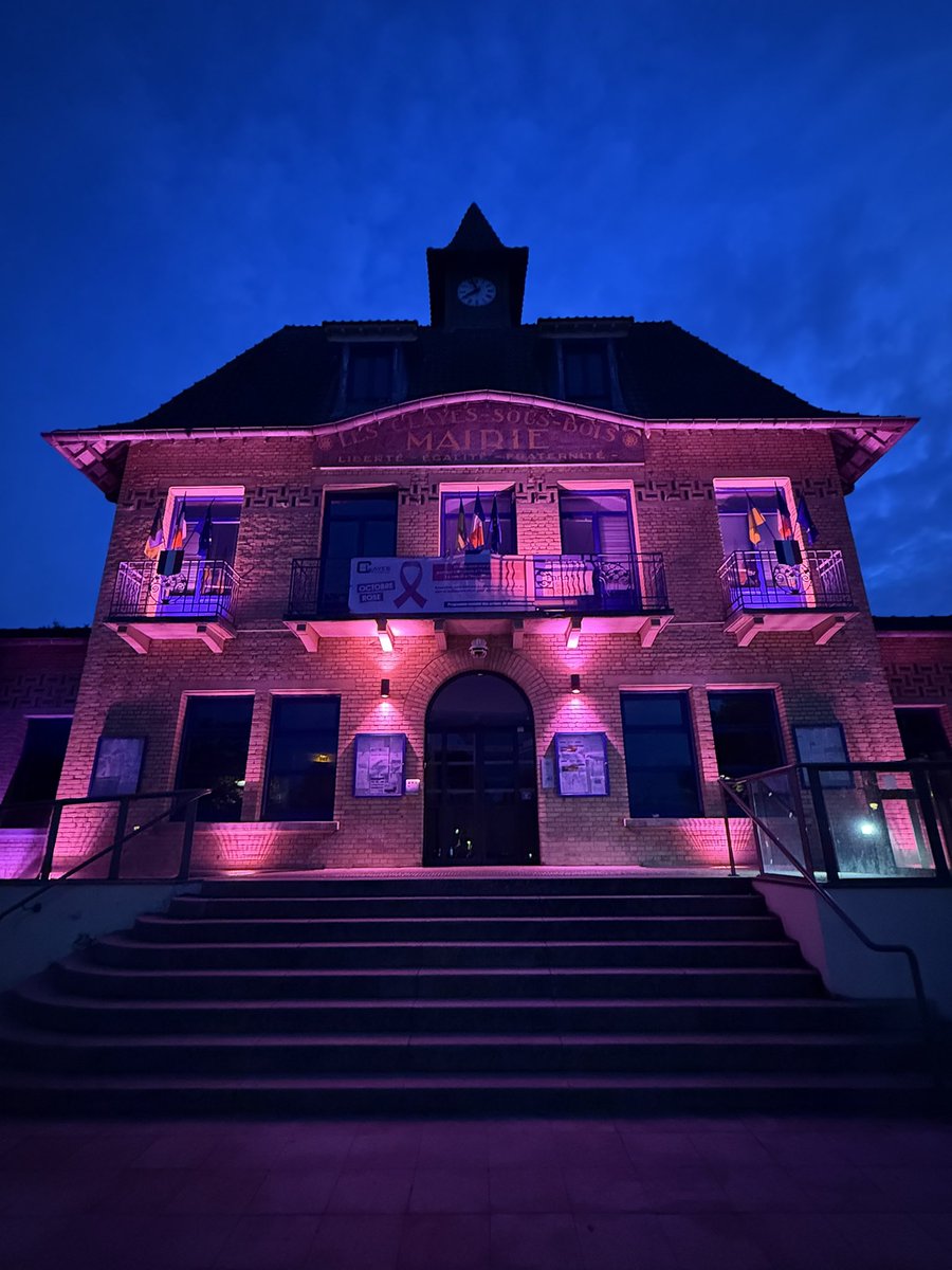 🎀 Octobre Rose débute aujourd’hui 🎀
La mairie des #ClayesSousBois s’illumine pour rappeler:
👉 1 femme sur 8 est concernée
👉 Le dépistage sauve des vies
👉 La solidarité fait la différence

💗Faites-vous dépister,parlez-en autour de vous.

#OctobreRose #Prévention #Solidarité