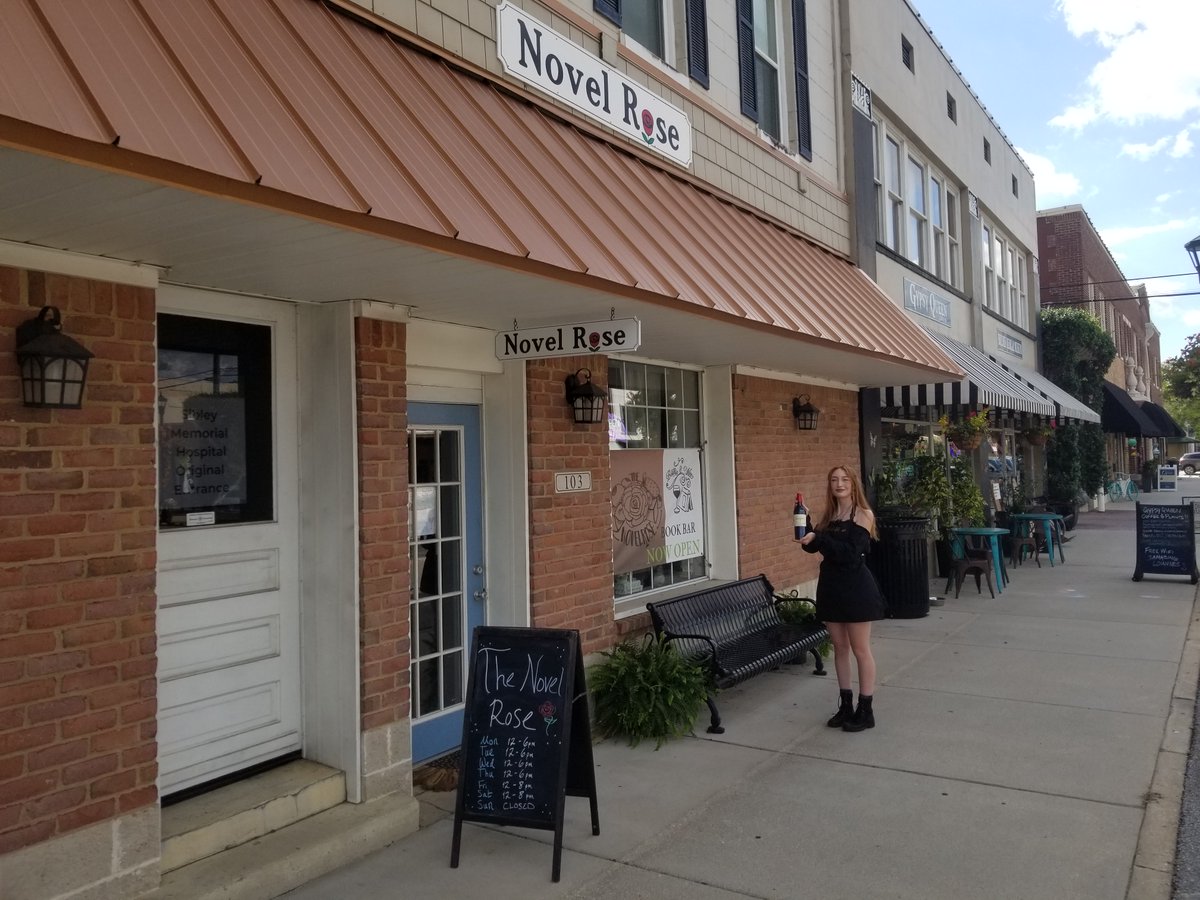 BookExchangeME's tweet photo. It's a wonderful time of year to walk in downtown Foley! 💖 Explore the historic district with Rosé, Chardonnay, or perhaps some Cabernet Sauvignon. 🍷
Some rules apply to open containers in downtown Foley.
The vampire in the photo must be kept out of direct sunlight. 🦇
#Bookbar
#DowntownFoley
#TheRose