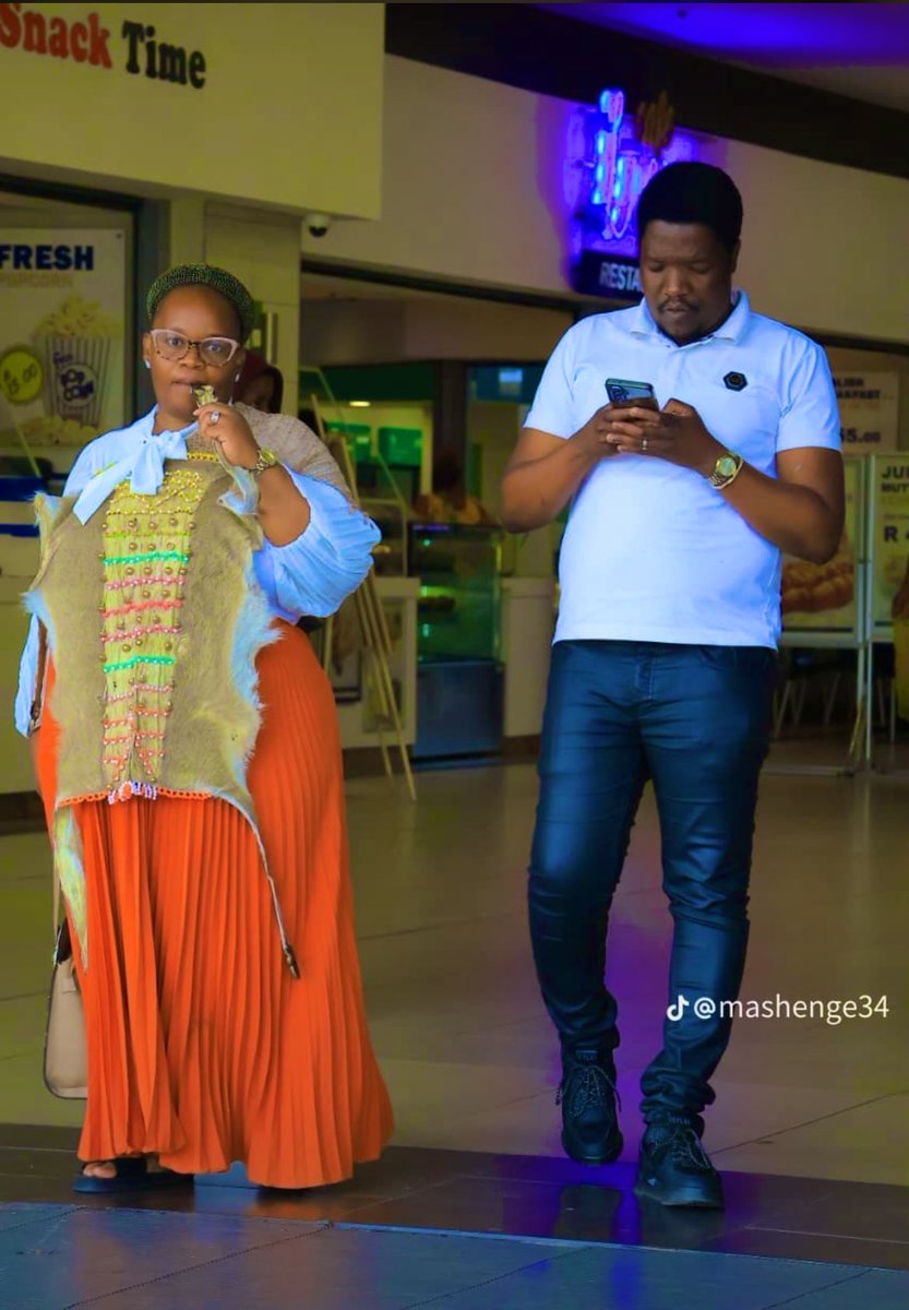 IY’NKONI:

ziganiwe ezinye iy’nsizwa la ngaphandle ubona ngabafazi bazo ukuthi ugane indodake lomama, majongo just in case you wondering ukuthi kuyini lokhu okufakwe umakoti ngaphambili, igama lakho iy’nkoni, iy’nkoni zenziwa ngesikhumba seqhina or sensimba, majongo uma umgidise