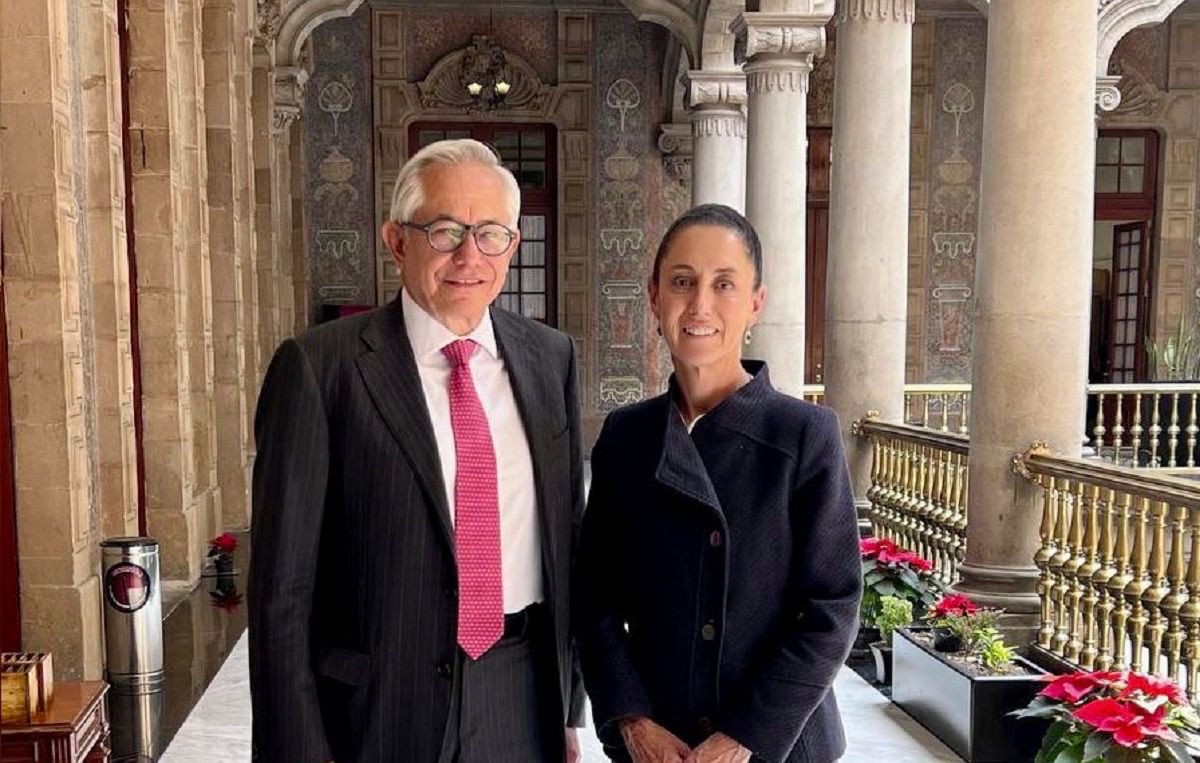 Hoy celebramos el primer año de mandato de la Presidenta @ClaudiaShein. Un año de retos, logros y compromiso con México. Que este sea solo el comienzo de una transformación profunda y justa para todas y todos. #1erAñoSheinbaum #LaTransformacionAvanza