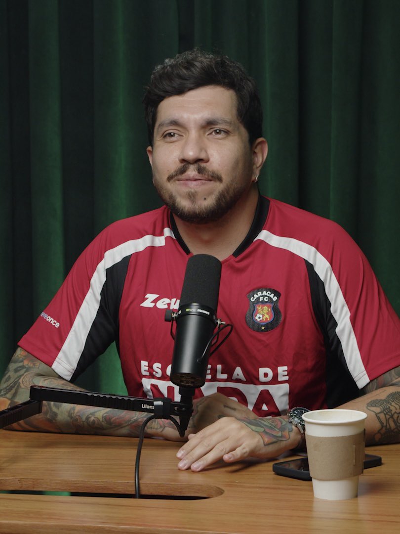 Caracas_FC's tweet image. Así de bien luce la edición especial de nuestra camiseta 😎

Busca la camisa oficial de la colaboración este domingo a partir de las 2:00pm en La Esquina Roja, ubicada en la plaza de la tribuna principal.

#SomosCaracas #DaleRo