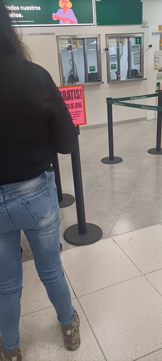 NegrisSoyel's tweet photo. @BAztecaAyuda @RicardoBSalinas Seguimos en las mismas en la misma sucursal la ventanilla vacía y una filotas grandísima y no dejan hacer depósitos menores a 50000 pesos que paso con la solución?. https://t.co/IUOc6T1iPv