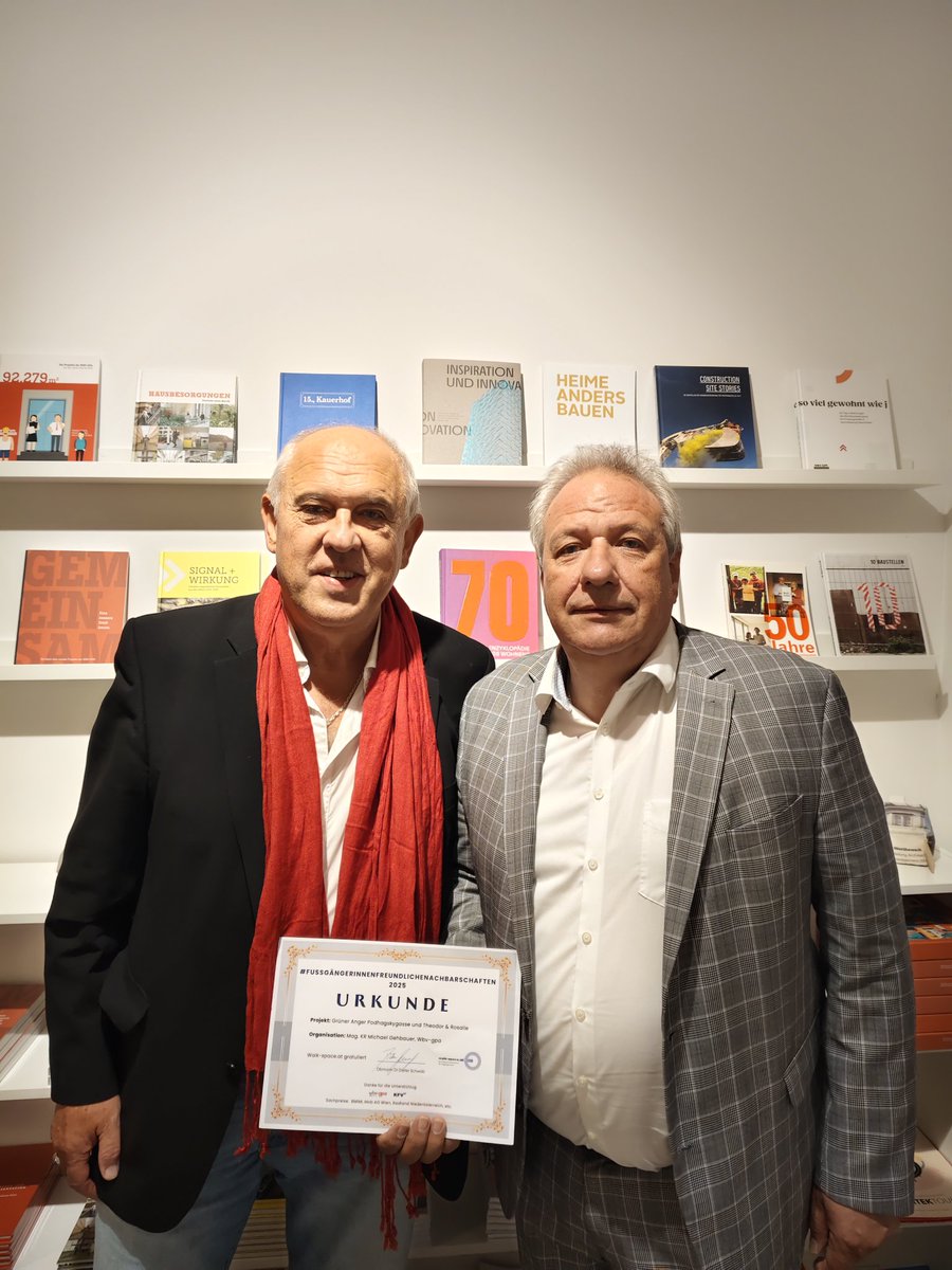 Urkunden für #fußverkehrsfreundlicheNachbarschaften beim #Fußverkehrsgipfel #Graz Danke #kfv  #wbvgpa und den Sachpreissponsoren 
Weiter Pics: walk-space.at/index.php/proj…