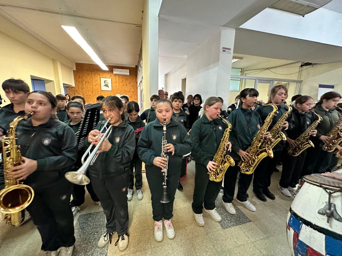 Hoy en el marco del Día Internacional de la Música,
disfrutamos en el hall de la Intendencia una hermosa intervención urbana a cargo de la Banda Infantil del Midlands College.
¡Gracias por regalarnos esta música que alegró la comuna!