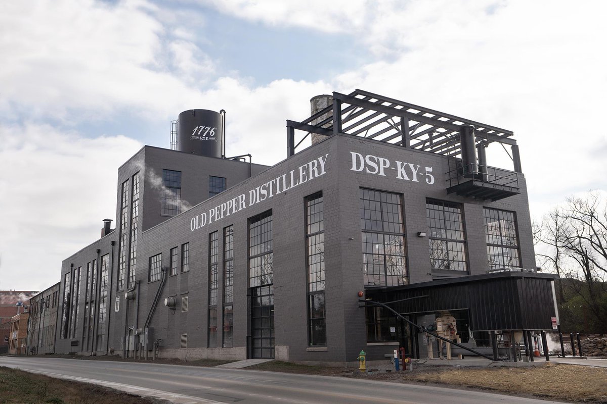 RealBarBook's tweet image. From the Revolution 🇺🇸 → Revival 🥃

The James E. Pepper Distillery in Lexington was abandoned for 50+ years before being restored in 2017. Today, Old Pepper Whiskey flows again—made with the same recipe last used in 1967.

📲 thebarbook.app

#TheBarBook #WhiskeyHistory