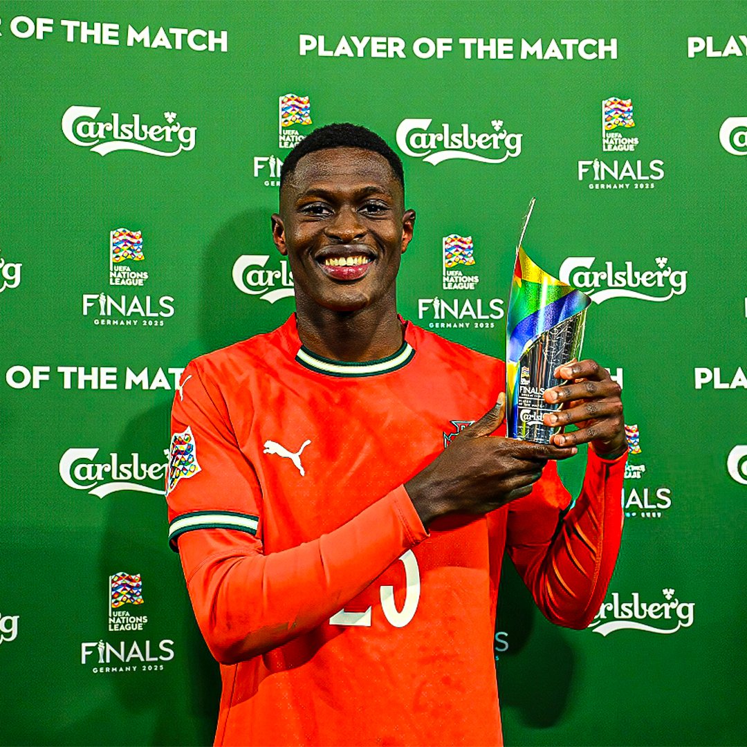 Nuno Mendes on top Yamal's head. 😋😋😋