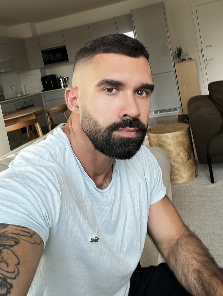 LHurg10's tweet photo. Giving face but not ironing 😂 https://t.co/733c43lXuO