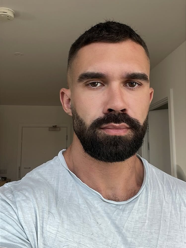LHurg10's tweet photo. Giving face but not ironing 😂 https://t.co/733c43lXuO