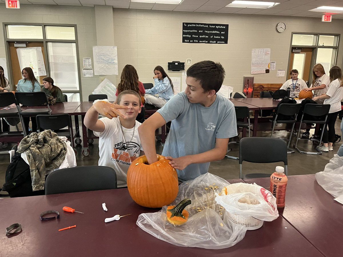 MrChestnutAg's tweet photo. Team building is was the theme for our FFA meeting today! Members carved pumpkins for our open house! https://t.co/g1RQJX9KkG