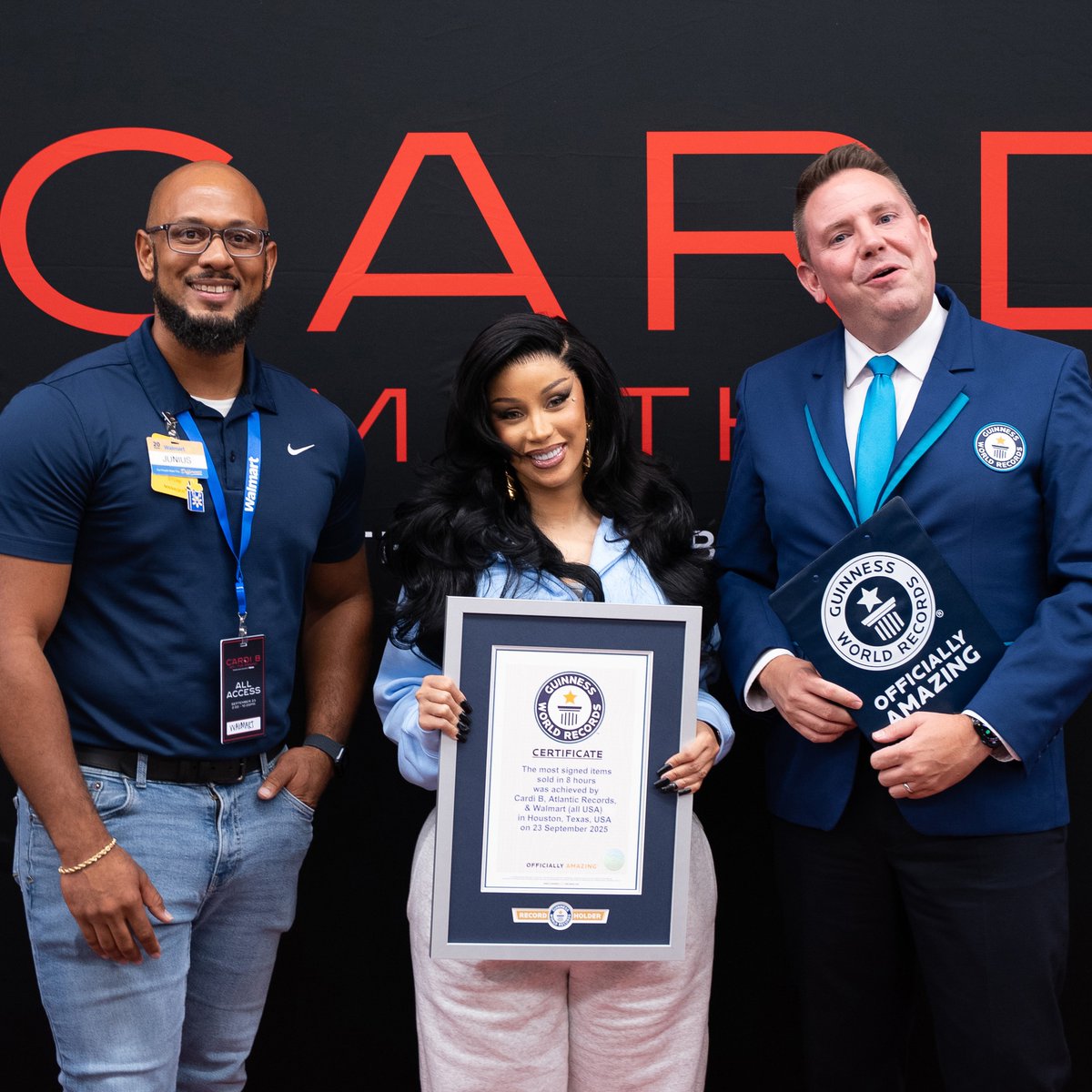 The most signed items sold in 8 hours is 2,463, by Cardi B 🔥... 

please someone should check on Nicki and her fans 🤓😂