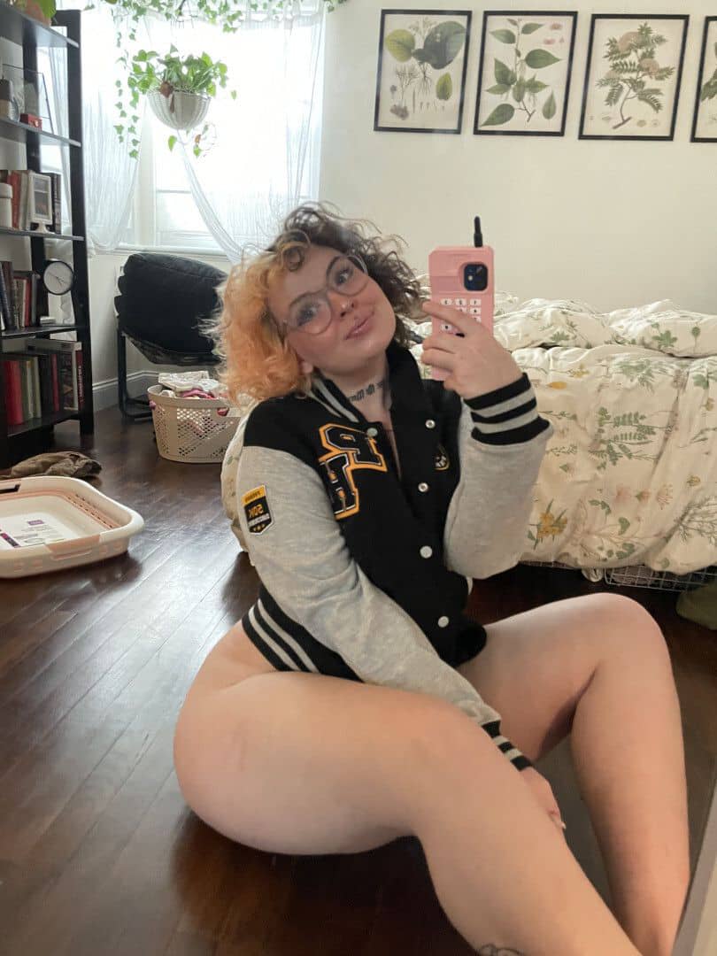 conners16_s's tweet photo. If you want me to open my legs say hi 💦🥒 https://t.co/BkPQCX4HUX