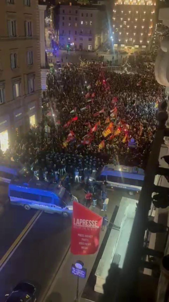 estero24hnews's tweet photo. ❗Manifestazione da 10.000 persone nei pressi di Palazzo Chigi, Roma, a sostegno di Gaza e della Global Sumud Flotilla. Foto di Franco Scarsella.

Mobilitazioni in corso in tutte le città italiane, con presenze più significative a Milano, Roma, Torino e Napoli. https://t.co/FELBBShIQX