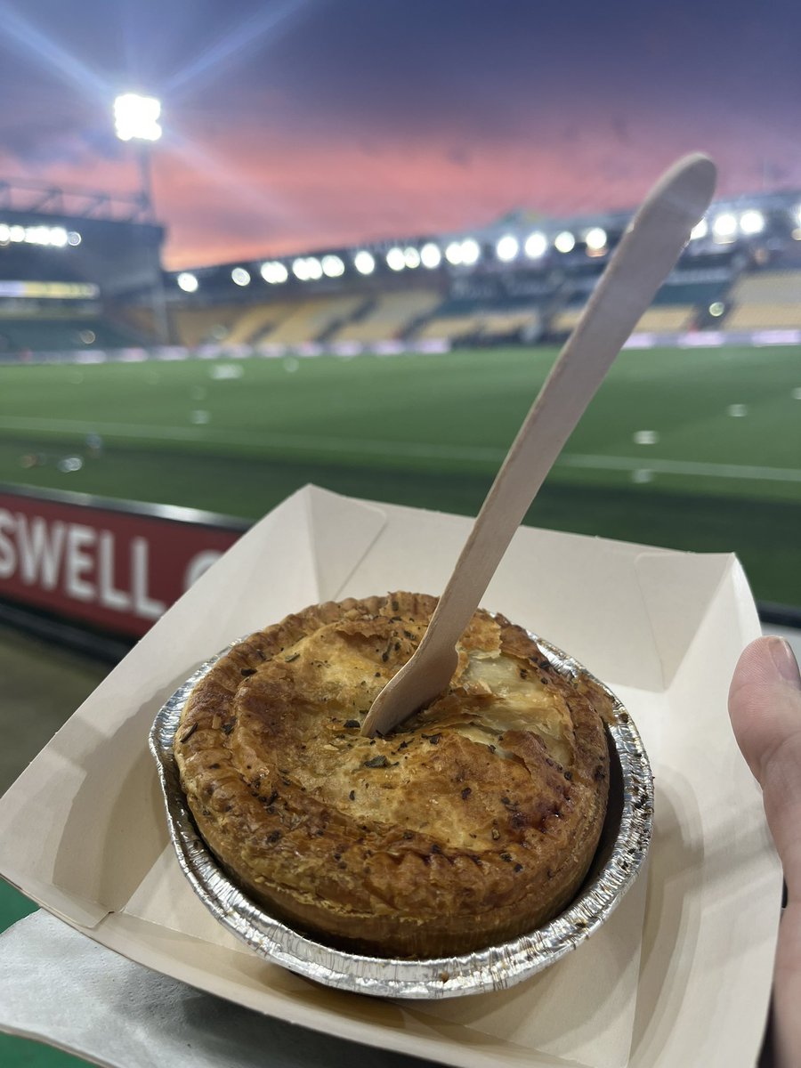 footiepiecharts's tweet image. Away day 4, Pie 4

📍 Carrow Road, @NorwichCityFC 
🥧 Roast Chicken, Sage and Onion
💴 £16.65 (2 x 🥧 &amp;amp; 2 x ☕️)

#PieCharts #RateMyPie