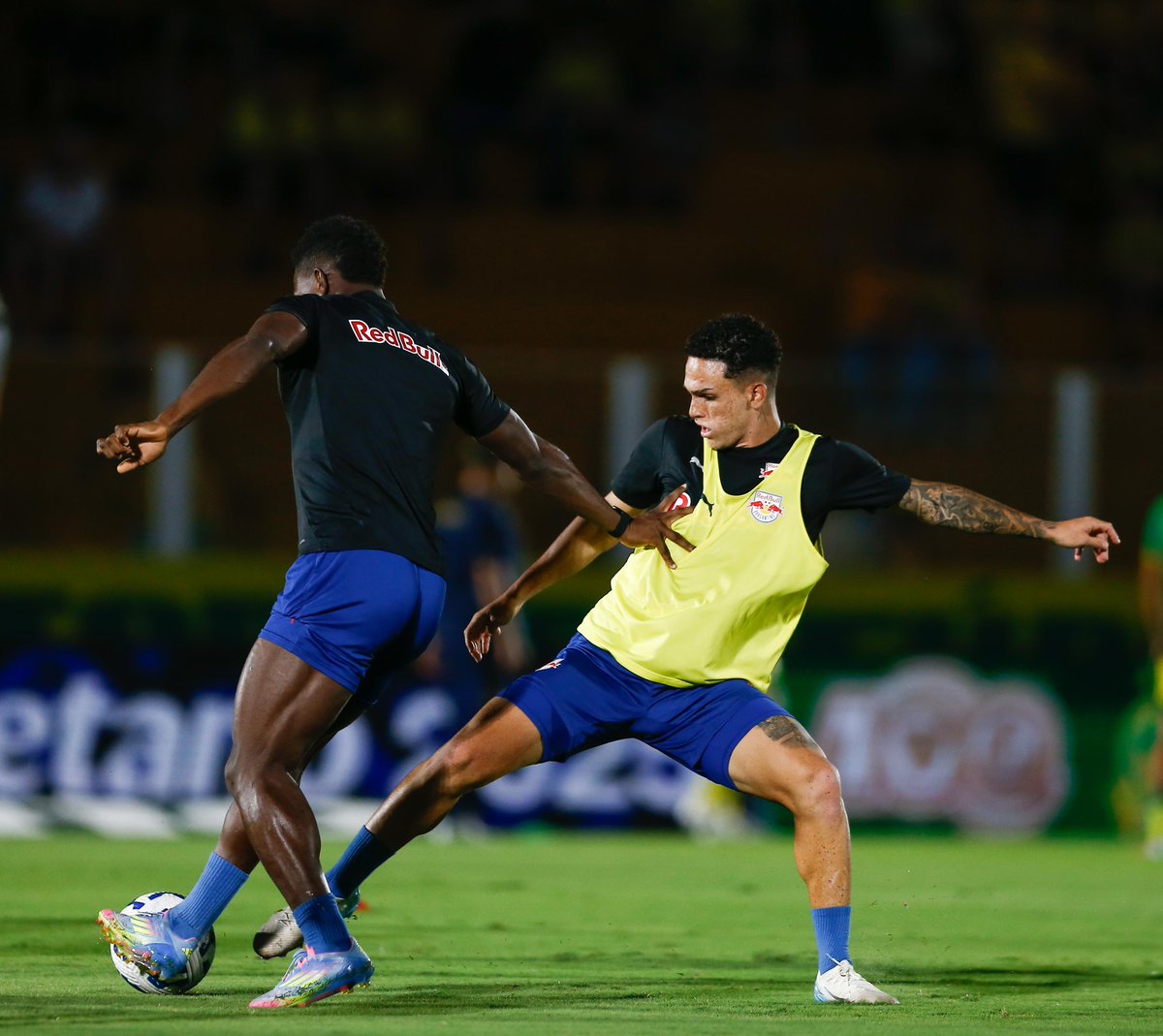 RedBullBraga's tweet image. Aquecimento do Braga! 🔥⚽️

📸Ari Ferreira 

#RedBullBragantino #ForçaInterior