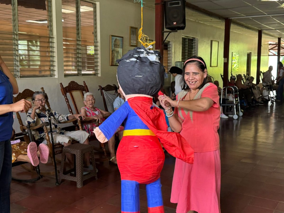 db_nicaragua's tweet photo. ❤️🖤 La Promotoría Solidaria de la Juventud Sandinista 19 de Julio de Nindirí, Masaya celebró el Día Internacional del Adulto Mayor 👴🏻👵🏻 con un Bailongo Matanceros 💃🕺 y actividades recreativas, compartiendo alegría y convivencia con los adultos mayores 🪅🎉.
#Masaya
#JS19J https://t.co/FN0q3KSopt