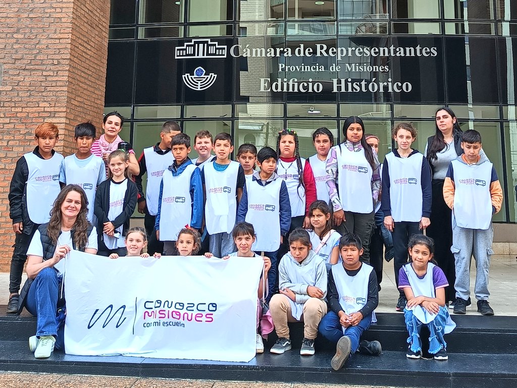 ¡Estudiantes de la Esc. N° 695 de Fracran visitan la Cámara de Representantes de Misiones! Junto al programa <a href="/ConozcoMisiones/">Conozco Misiones</a> 🤩
Conocen a LEGIS 🤖 en el Embajador y juegan Kahoot legislativo en el salón de las dos constituciones🎮
<a href="/herrerayflia/">Oscar Herrera Ahuad</a>
#Misiones #Legislativo #Educación