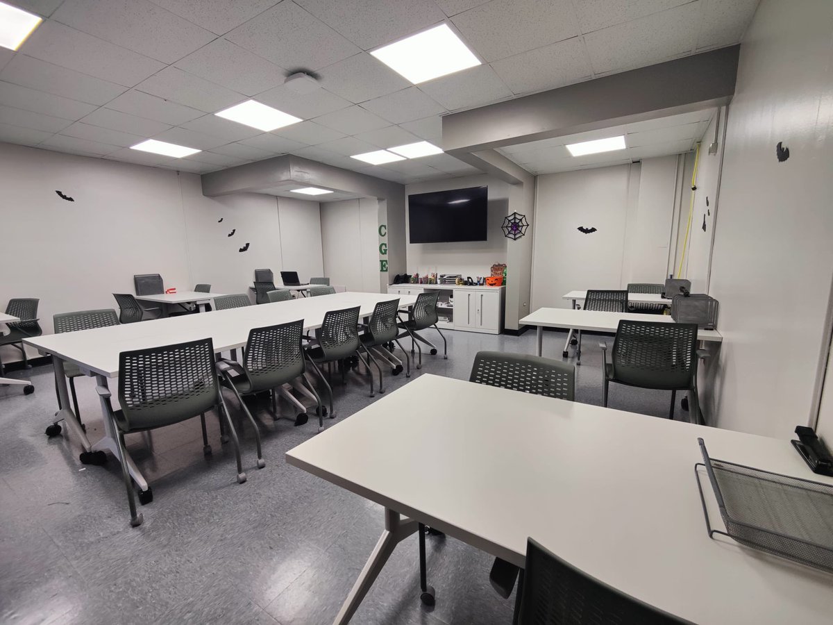 El Consejo General de Estudiantes (CGE) del RUM estrena sus renovadas oficinas. Nuestro agradecimiento al personal del Departamento de Edificios y Terrenos por el diseño y la construcción del espacio.