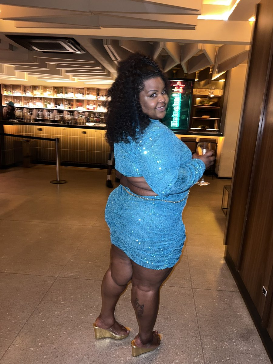 Ninguém me avisou q em show de Rap tem q ir de preto, branco, neutro… Errei o look, mas pelo menos, eu tenho certeza que c esse AZUL PAETE , o Lamar me viu de longe 🤣