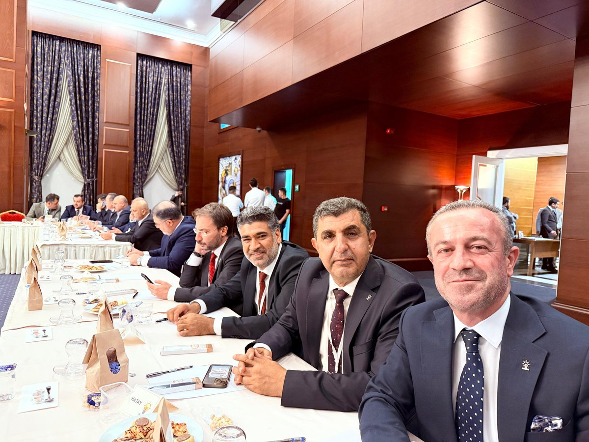 KayaZeydin's tweet photo. 📍Ankara
 
✅ AK Parti Genel Merkezi  

Genel Başkan Yardımcımız ve Teşkilat Başkanımız Sn. @abuyukgumus’ün başkanlığında teşkilat çalışmalarımızı değerlendirdiğimiz daraltımış İl başkanları toplantımızı gerçekleştirdik. 

Cumhurbaşkanımız, Genel Başkanımız Sn. Recep Tayyip ERDOĞAN'ın liderliğinde, AK Parti'mizin hedef vizyonunu ele alarak, inancımız, heyecanımız ve azmimiz tazelenerek birlik, beraberlik ve kararlılık içinde yolumuza devam ediyoruz.

Teşkilat çalışmalarımızı ve ülke gündemimizi değerlendirdiğimiz toplantımızın teşkilatımıza ve ülkemize hayırlı olmasını temenni ediyorum.

@RTErdogan
@Akparti
@MustafaAlkayis
@byildiz63