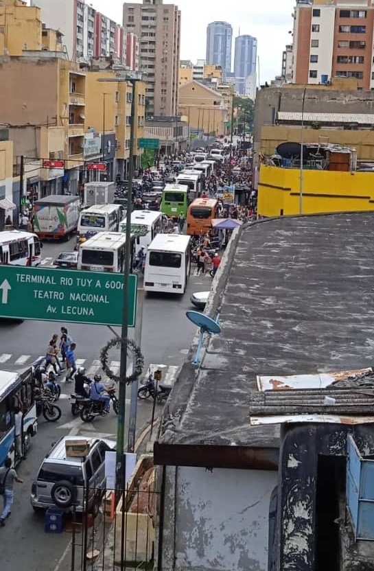 Hoy miércoles 1⁰ de octubre, comerciantes informales, buhoneros, protestaron en la Av. Lecuna, Caracas, luego del desalojo de Sabana Grande y Plaza Venezuela.
La protesta congestionó el Centro.
Piden a la Alcaldía que los dejen trabajar de lo contrario seguirán protestando.