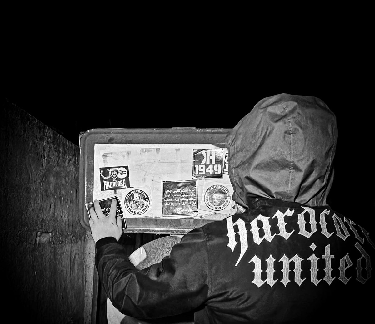 صرخةُ الإصلاحِ تُطْمَسُ بالرُّكامِ،
وحُماتُهُ يلوذونَ خلفَ سرابِ الوهمِ
مدارسُنا ومشافينا في مهبِّ العَطَبِ،
لكنَّ فجرَ الأملِ سيُشرقُ رغمَ الظُّلَمِ.