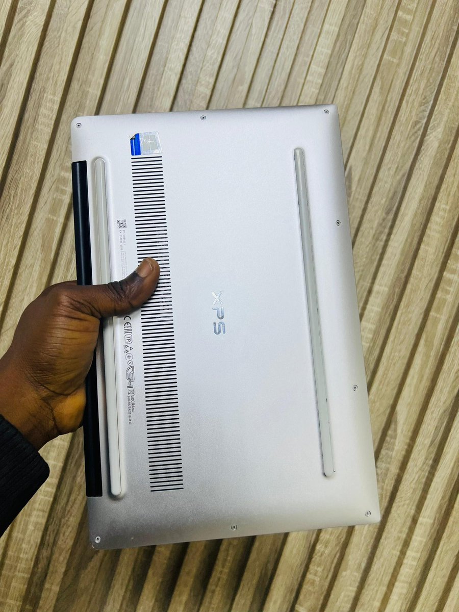 Muhammadkabeerr's tweet image. ➡️DELL XPS 13 9365 
➡️Corei 5 
➡️10th generation 
➡️256gb ssd
➡️8gb ram 
➡️Keyboard light 
➡️Fingerprint 🫆 recognition 
➡️UHD display screen 
➡️Type C port 
➡️HDMI port 
➡️Over 4hr battery 🔋 life 
➡️Original factory type C charger 🔌 
➡️Very sleek design 👌
 ☎️08165302268
🏷️370