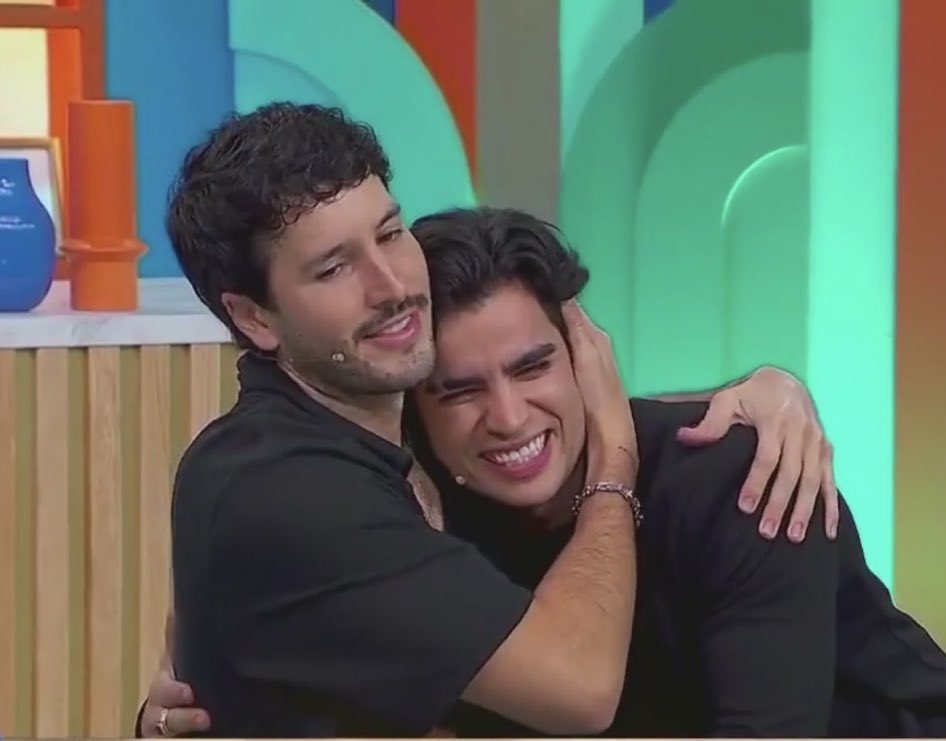 JimenezPao08's tweet photo. Nuevo shipp YATCURY 🥹♥️
Sebastián Yatra y Aaron Mercury 

AARON NUESTRO GANADOR 
NOS VAMOS CON AARÓN

#AaronMercury #LaCasaDeAaron #AARONNUESTROGANADOR https://t.co/enrfz41c1e