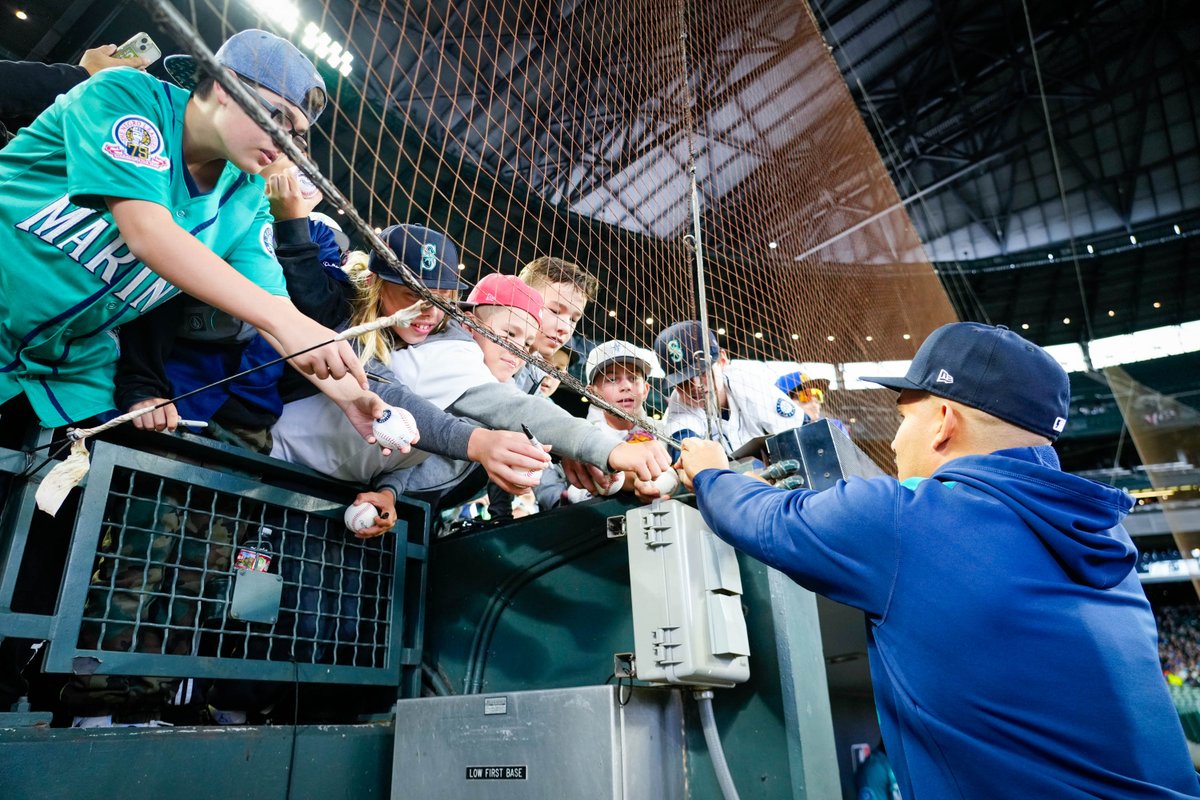 Mariners's tweet photo. Showing up and showing out 🫶 #SeizeTheMoment https://t.co/yB7LsczK78