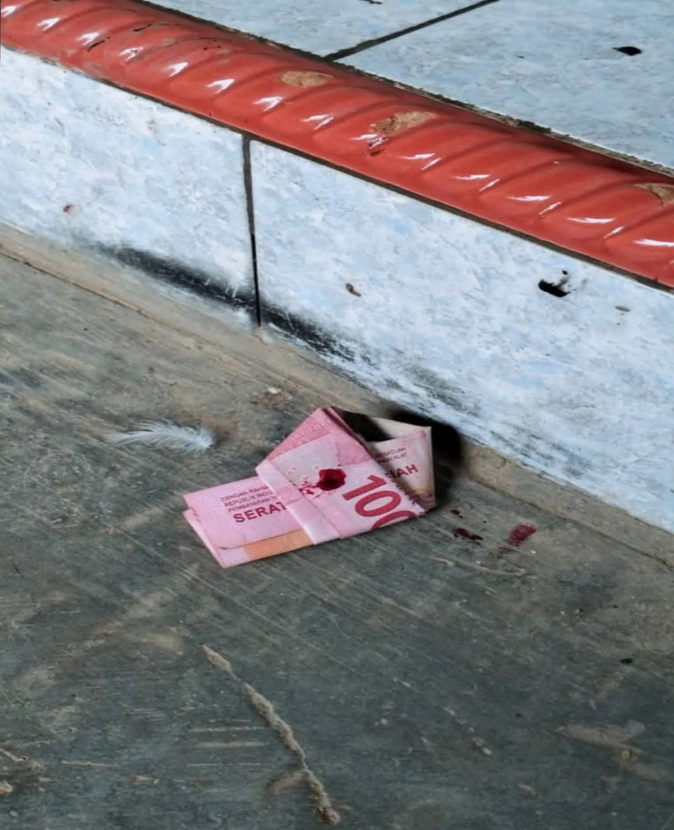 Kalo nemu duit di lipet dan berdarah gini jangan di ambil, kata nya ini uang tumbal..