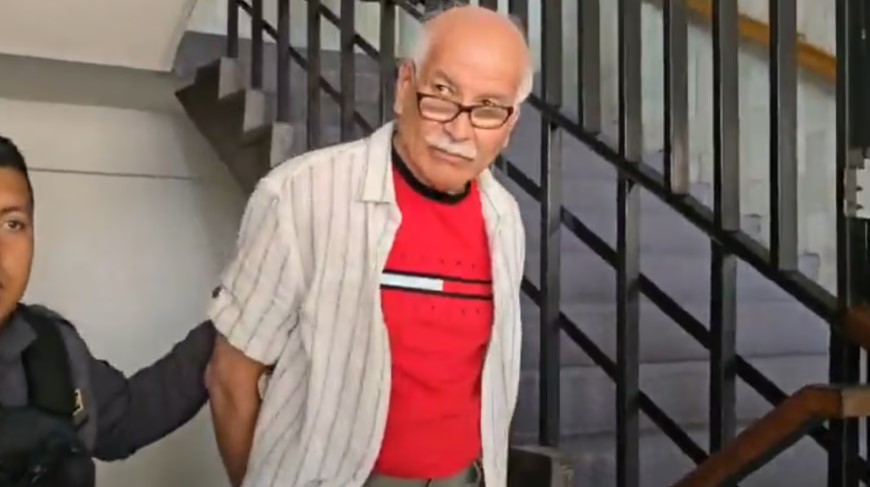 Y el malparido viejo cerote, en su casa disfrutando de la impunidad del sistema podrido de este paisito mierda.