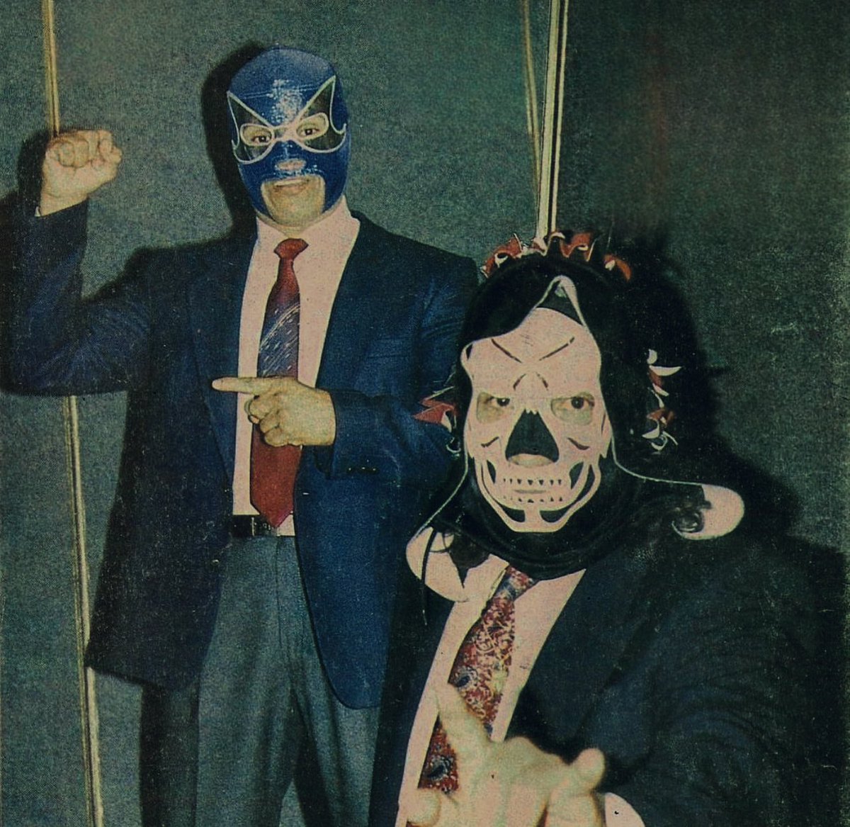 ¡El Geniecillo Azul y La Huesuda! Gran #FotoDelRecuerdo con Lizmark y La Parka (Tapia).