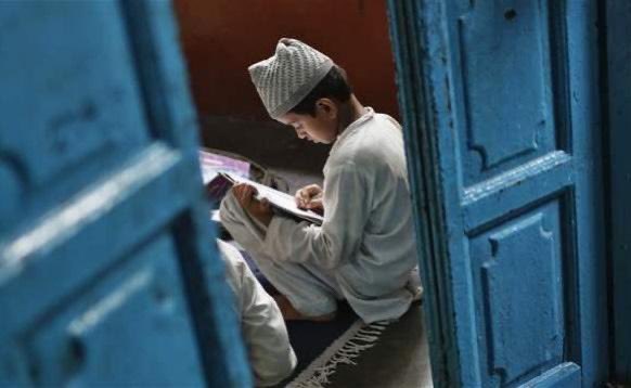 "تشبث بالكلمات التي تمنحك القوة ..
لا تستمع للموسيقى .. كن أنت الموسيقى ..
لا تتنازل عن قهوتك وإن كنت على عجل ..
لا تخل حقيبتك من كتاب واحد على الأقل ..
الحياة لم تزرع فيك وردا تحوم حوله الفراشات، لكن هناك ما يستحق العيش لأجله، وهو أنت وسنين عمرك ..
لا تتركها تضيع"